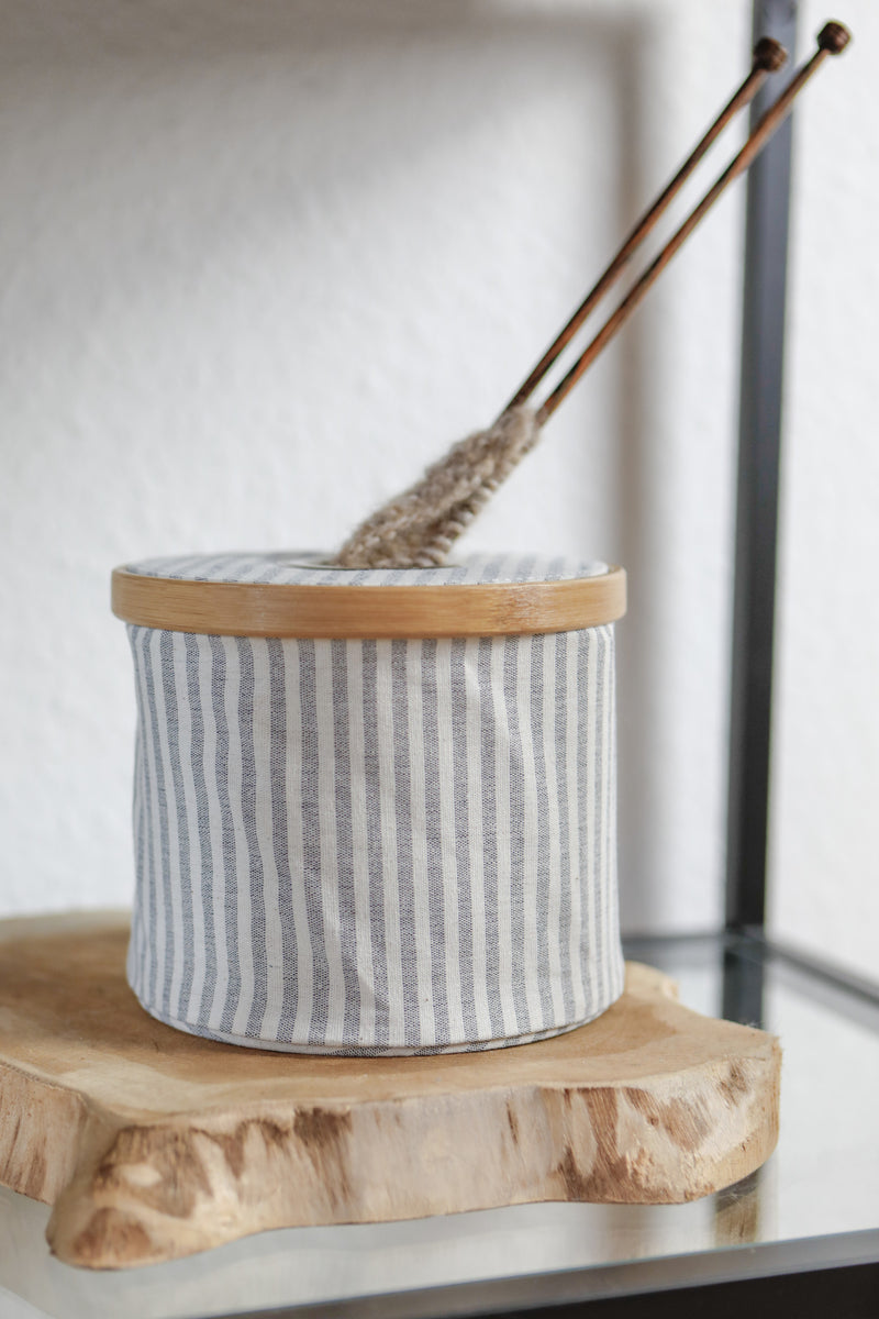 Chargez l'image dans la visionneuse de la galerie, 610666|Prym Bamboo Foldable Wool Dispenser, Gray