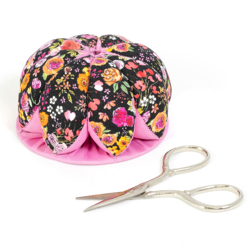 Chargez l'image dans la visionneuse de la galerie, Z00268-22|Dritz Pin Cushion with Scissors, Black Floral