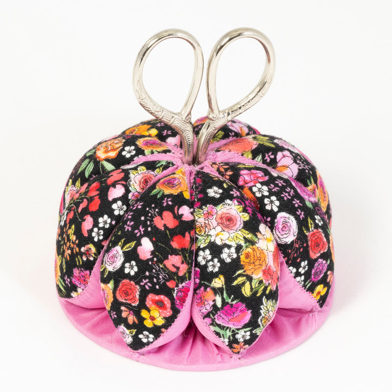 Chargez l'image dans la visionneuse de la galerie, Z00268-22|Dritz Pin Cushion with Scissors, Black Floral
