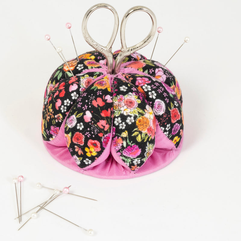 Chargez l'image dans la visionneuse de la galerie, Z00268-22|Dritz Pin Cushion with Scissors, Black Floral