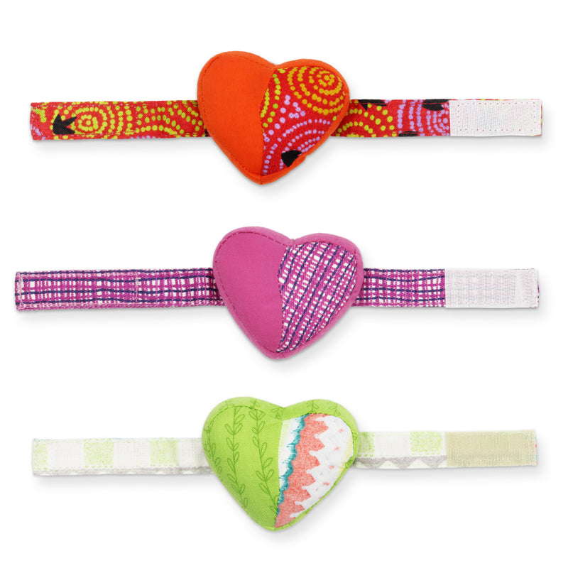 Cargue la imagen en el visor de la galería, 3002|Dritz Heart Wrist Pin Cushion with Adjustable Strap, Assorted Colors