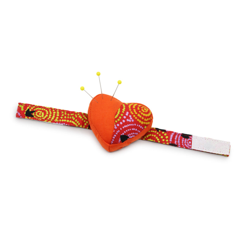 Cargue la imagen en el visor de la galería, 3002|Dritz Heart Wrist Pin Cushion with Adjustable Strap, Assorted Colors